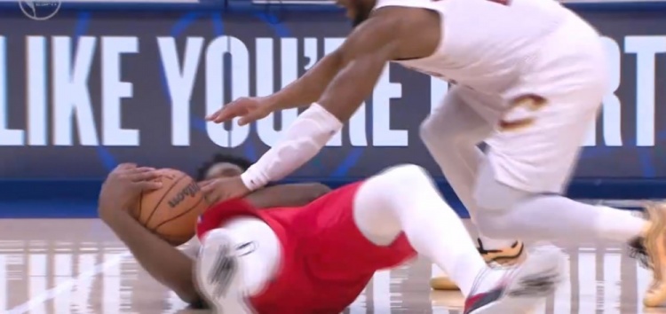 世界杯官方直播官网app下载入口-这就是态度！恩比德倒地与多名骑士球员争球